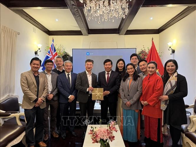 阮孟强副部长（左五）与各位代表合影。图自越通社