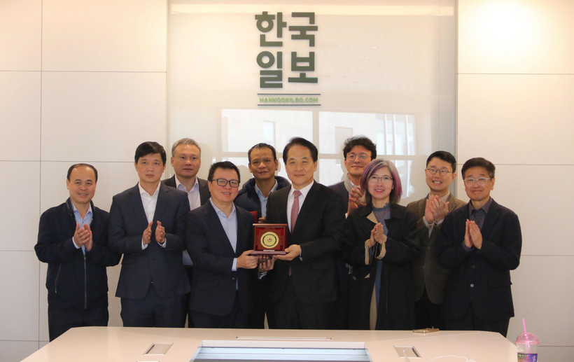 越南新闻工作者代表团与《韩国日报》代表合影。图自越通社