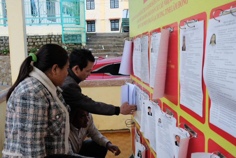 选民了解候选人的信息。图自越通社