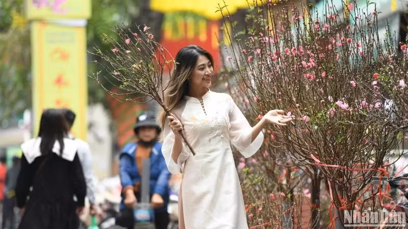 春节期间天气良好，全国各地旅游景点迎来大量游客。图自人民报