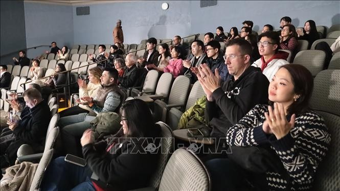 众多美国观众和越裔美国人前来观看纪录片《Once Upon a Bridge in Vietnam》。图自越通社