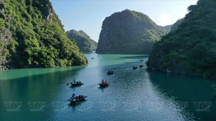 明洞与暗洞位于吉婆群岛，紧密相邻，地处下龙湾与兰夏湾的交界区域。图自越南画报