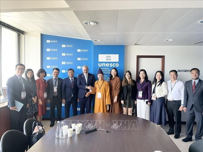 越南外交部常务副部长、国家UNESCO委员会主席、越南代表团团长阮明宇与UNESCO文化事务助理总干事举行会晤。图自越通社