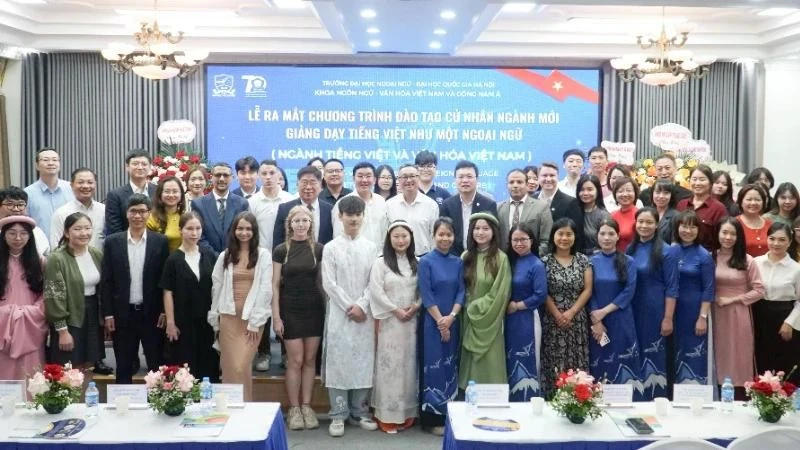 出席亮相仪式的代表们和学生们合影。图自越通社