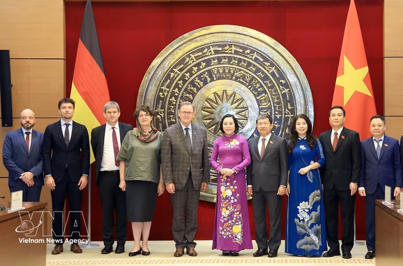 双方代表合影。图自越通社