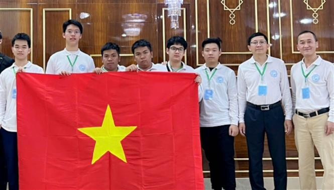 越南学生队的全部6名参赛学生均荣获金牌。图自越通社