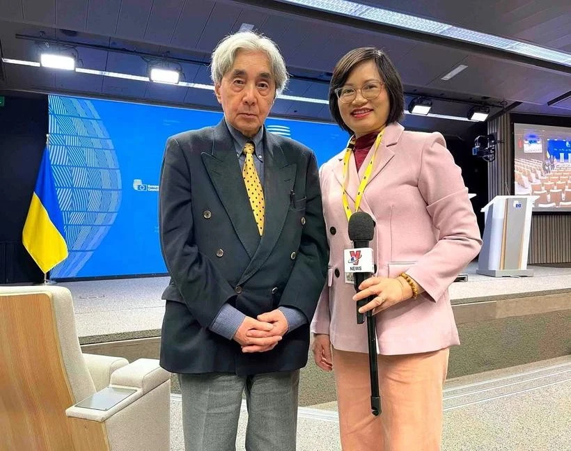 日本常驻欧盟记者谷口长代和越通社记者合影。图自越通社