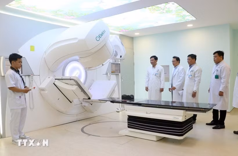 医生正在测试用于癌症治疗的直线加速器放射治疗系统的运行情况。图自越通社