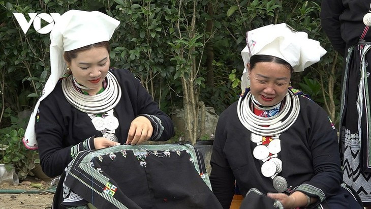 在风关山顶留住瑶前族锦缎灵魂的人。图自越南之声