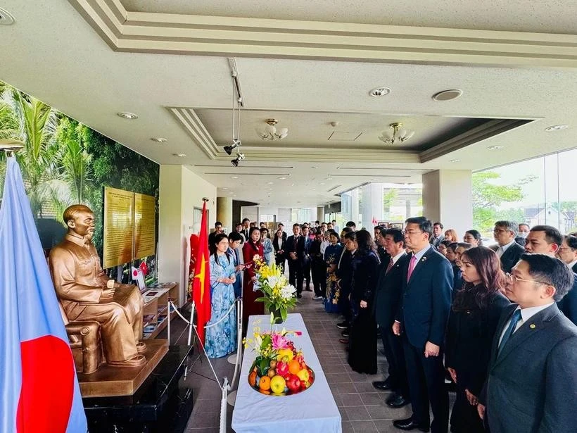 各位代表上香 表达对胡志明主席的深切缅怀和崇高敬意。图自越通社