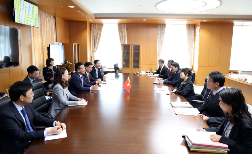 越南政府副总理黎成龙会见日本文部科学大臣安倍俊子。图自越通社