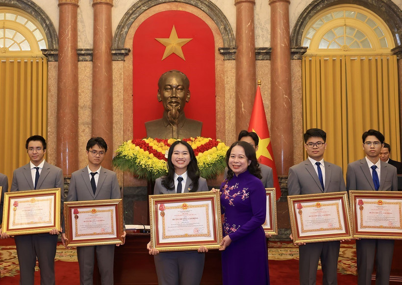 武氏映春向获奖学生颁发劳动勋章。图自越通社