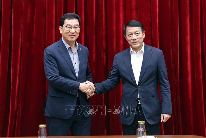 越南公安部长梁三光大将会见韩国国会行政安全委员会委员长Shin Jung Hoon。图自越通社