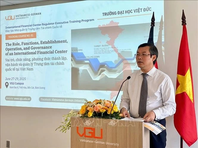 越南教育与培训部副部长阮文福发表讲话。图自越通社