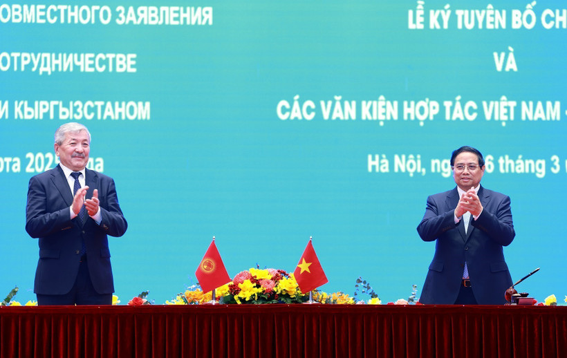 越南政府总理范明政与吉尔吉斯共和国总理阿德尔别克·卡西马利耶夫举行会谈。图自越通社