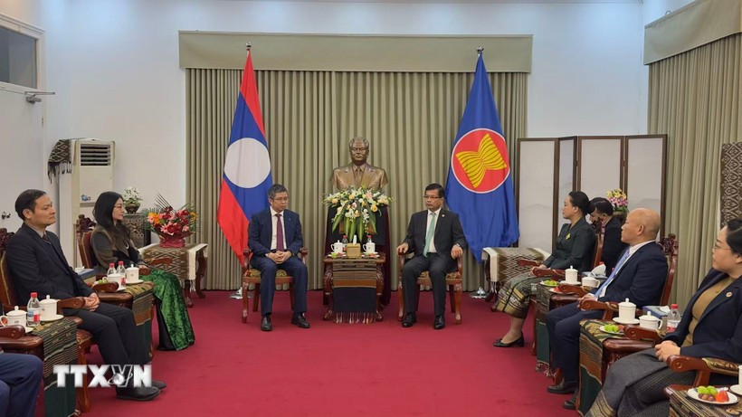 越南驻中国大使范青平及夫人率团前往老挝驻华使馆祝贺。图自越通社