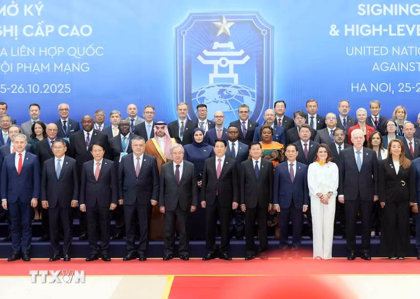 越南国家主席梁强、联合国秘书长安东尼奥·古特雷斯和各国代表团团长合影。图自越通社