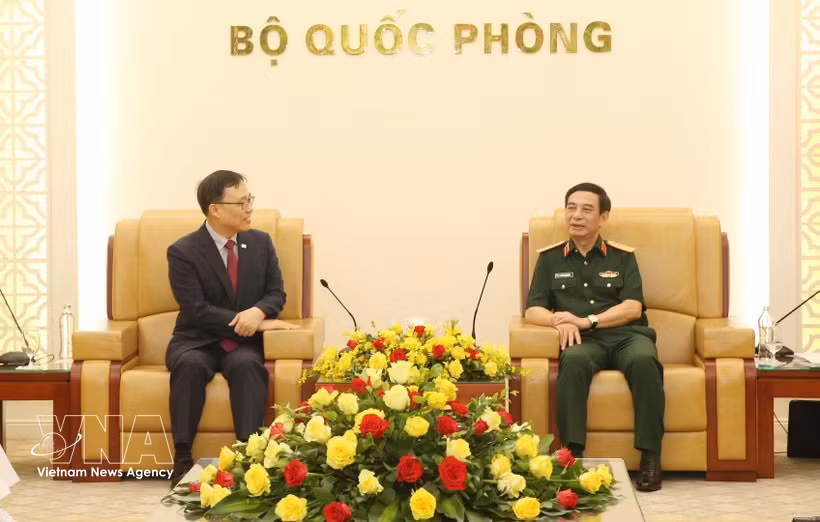 政府副总理兼国防部长潘文江大将会见韩国驻越南特命全权大使崔泳三。图自越通社