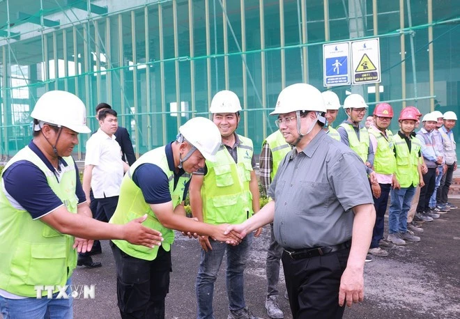 越南政府总理范明政视察位于河内市东英县的国家会展中心建设工地。图自越通社