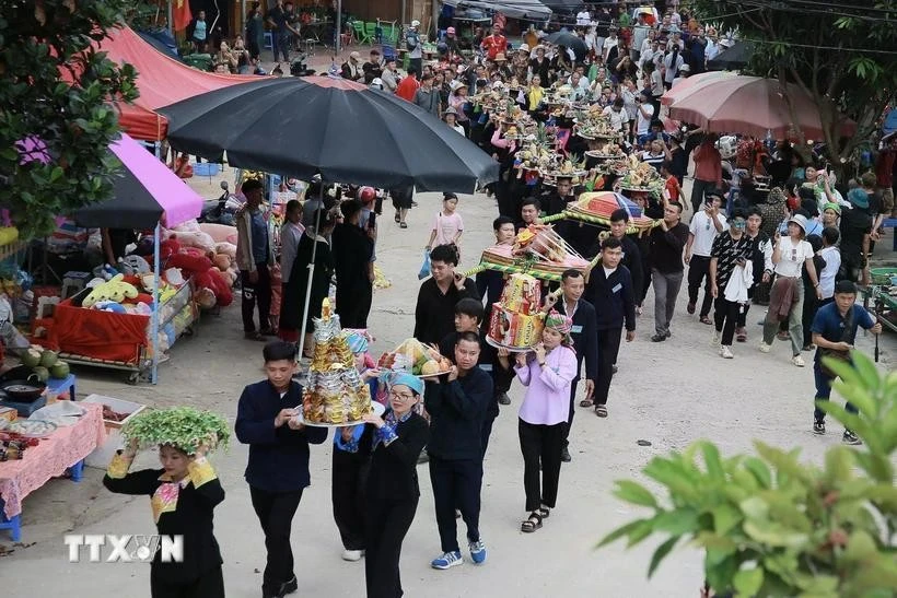 寇瓦（Khâu Vai）风流爱情集市让游客探索当地特色文化价值。图自越通社