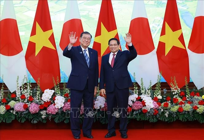 越南政府总理范明政与日本首相石破茂在会谈前合影留念。图自越通社