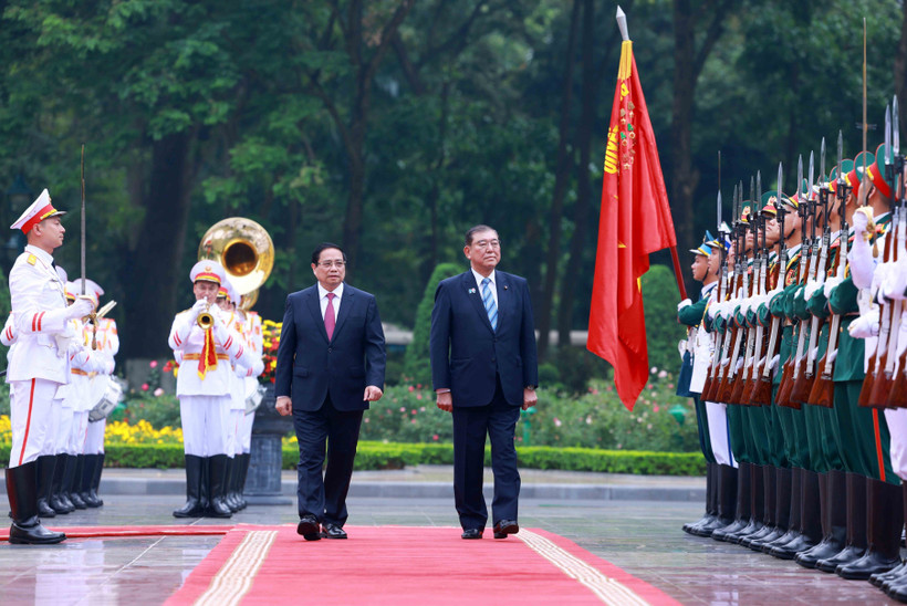 政府总理范明政与日本首相石破茂检阅仪仗队。图自越通社