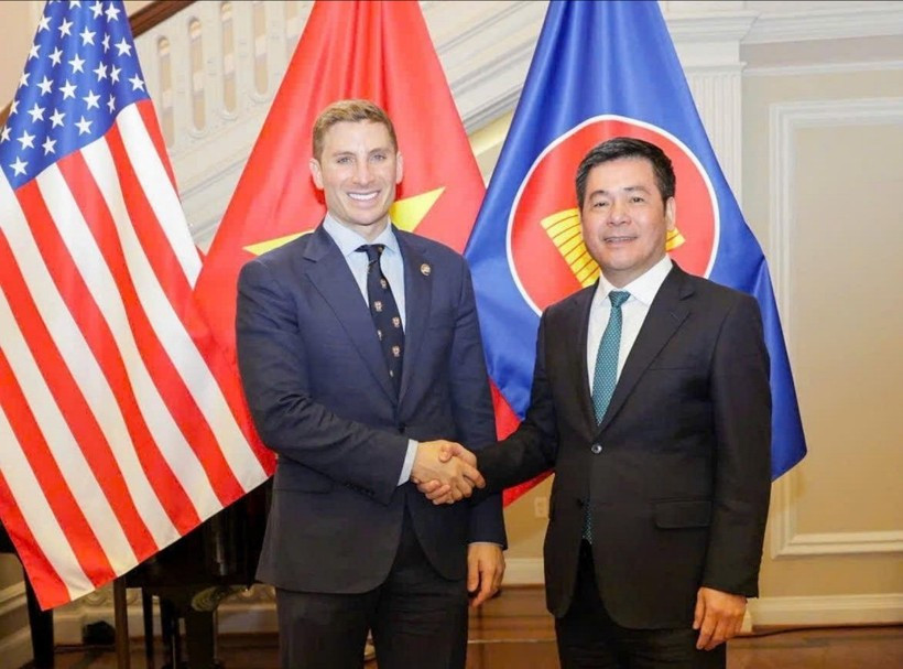 越南工贸部长阮鸿延与美国负责经济增长、能源和环境事务的副国务卿雅各布·赫尔伯格。图自越通社