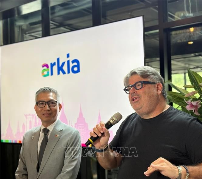 李德忠大使与阿基亚航空公司发言人在发布会上发布信息。图自越通社