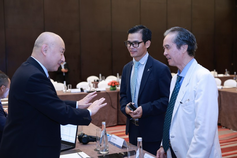 与会代表进行亲切交流。图自越通社