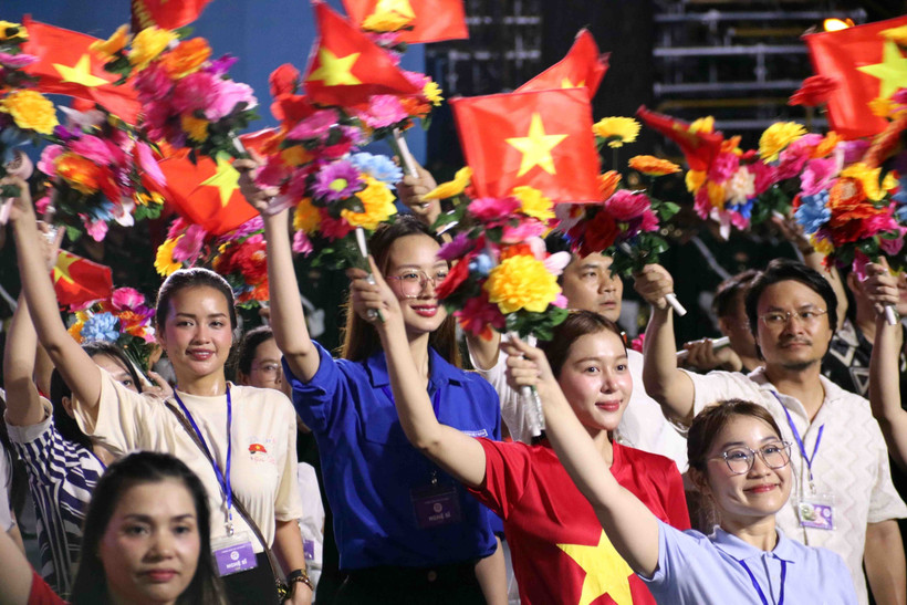 国家统一50周年：胡志明市举行50名先进海外越侨表彰会