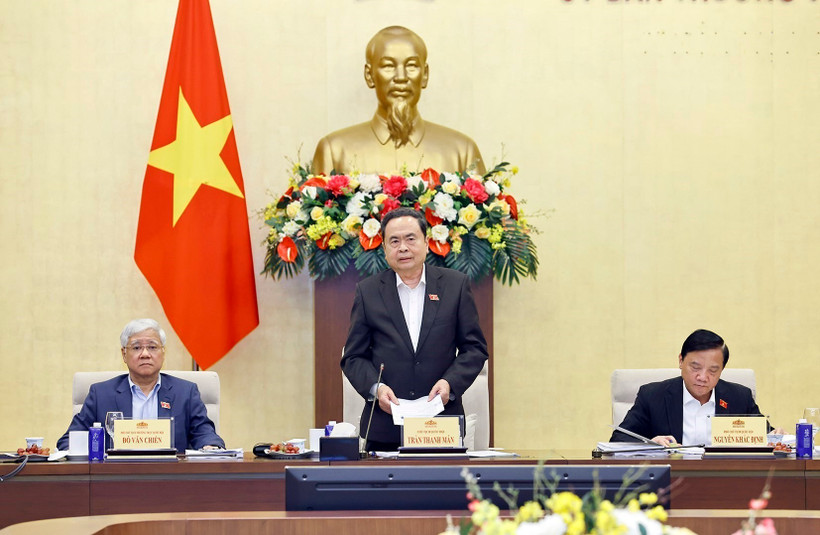 国会主席陈青敏主持召开国会各机构与国会办公厅工作交班会。图自越通社