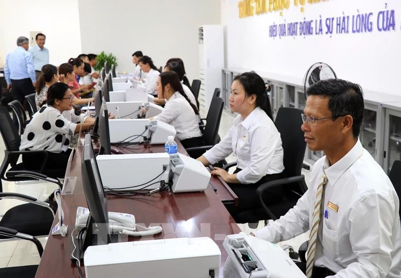 职能机构为企业和人民解决行政手续。图自越通社