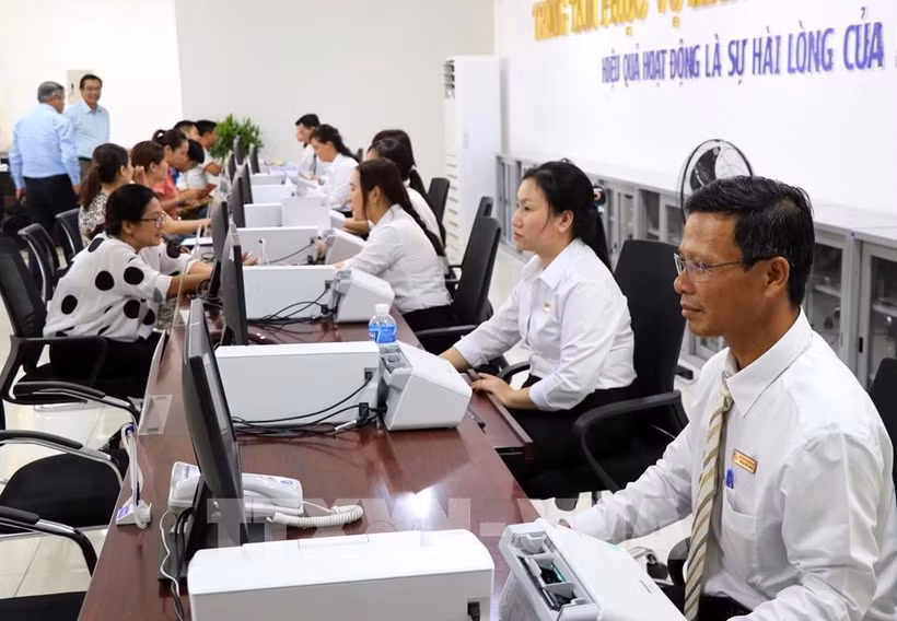 职能机构为企业和人民解决行政手续。图自越通社