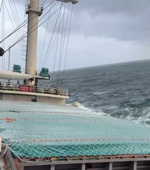 船体右倾15度。图自越南海上搜救协调中心