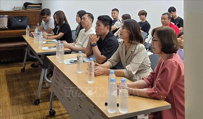 出席法律咨询活动的代表。图自越通社