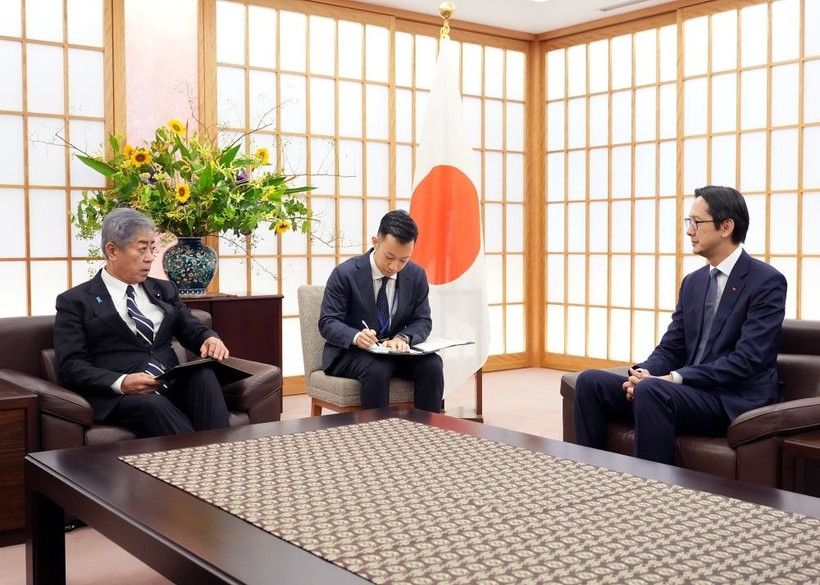 杜雄越大使礼节性拜会日本外务大臣岩屋毅。图自越通社
