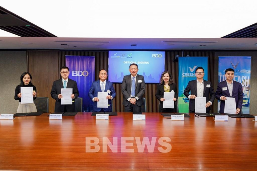 VinFast、V-Green、GSM与BDO银行的代表共同签署合作备忘录。图自越通社
