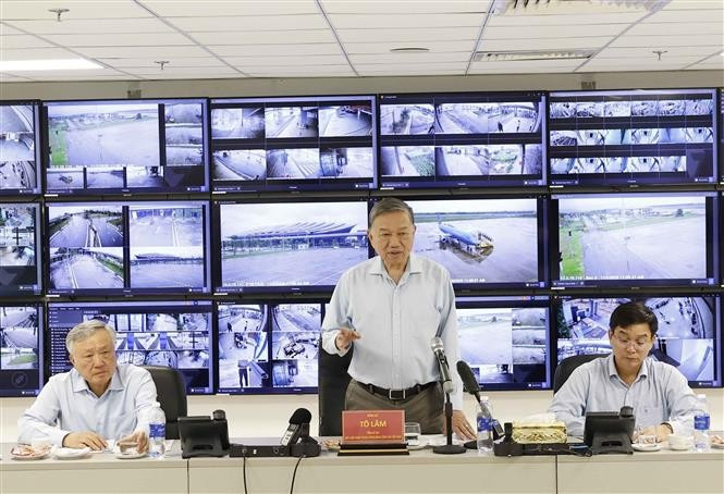 苏林在与顺化市举行工作会谈上时发表讲话。图自越通社