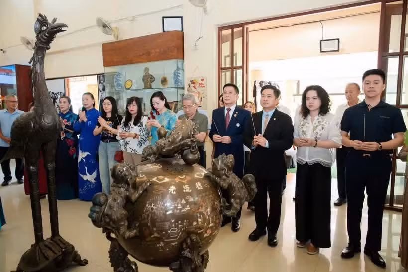 各位代表向胡志明主席敬香鲜花。图自Vietnam+
