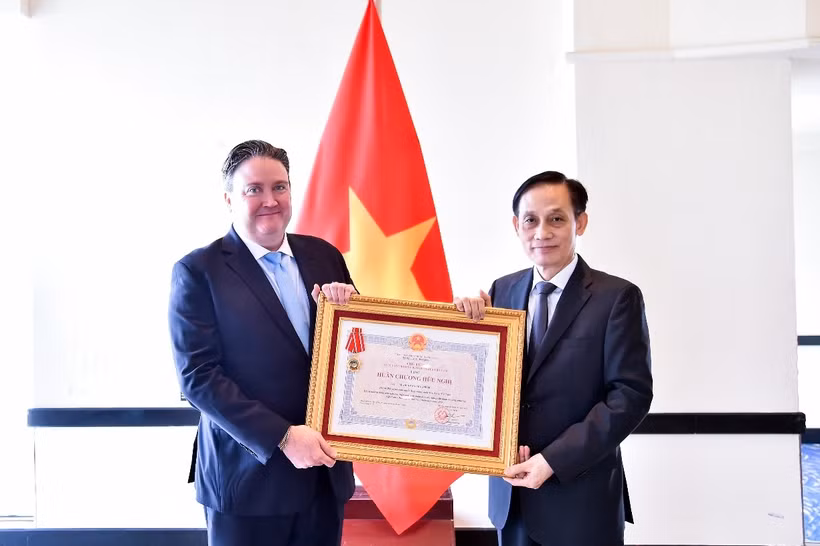 越南外交部长黎怀忠向美国驻越南大使马克·纳珀颁授友谊勋章。图自越南外交部