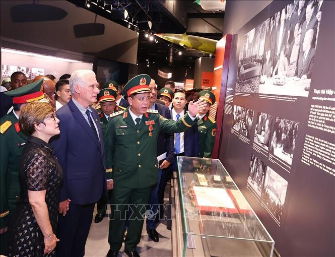 古共中央第一书记、古巴共和国主席米格尔·迪亚斯—卡内尔·贝穆德斯及夫人倾听了关于六个专题展览的介绍与讲解。图自越通社