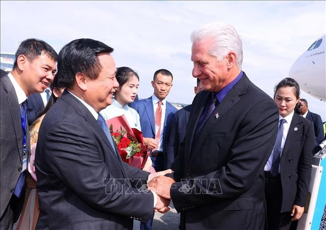越共中央正主句委员中央理论委员会主席、胡志明国家政治学院院长阮春胜在机场迎接古共中央第一书记、古巴共和国主席米格尔·迪亚斯—卡内尔·贝穆德斯及夫人。图自越通社