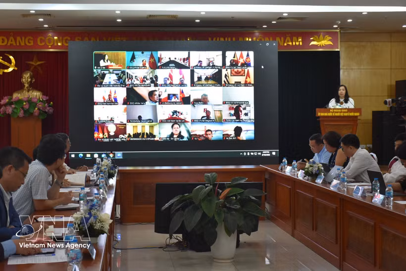研讨会以线上线下相结合方式举行。图自越通社