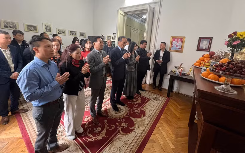 越南驻罗马尼亚大使杜德成和夫人以及与会代表共同上香，缅怀胡志明主席。图自越通社