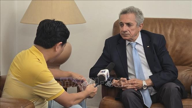 阿尔及利亚民族解放阵线党（FLN）代表穆拉德·拉穆迪接越通社记者的采访。图自越通社