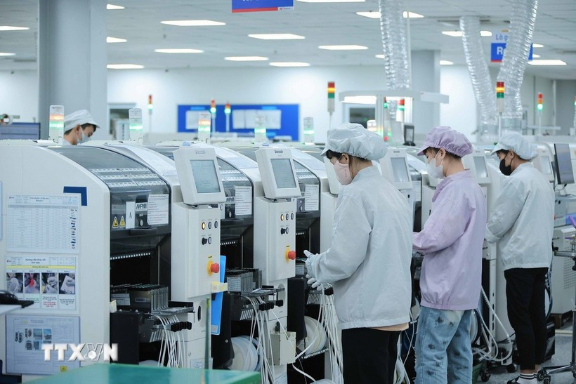外资企业在越南投资许多先进器械设备。图自越通社