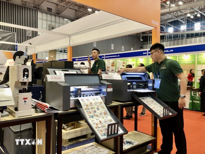 企业在展会上展示先进产品和技术解决方案。图自越通社