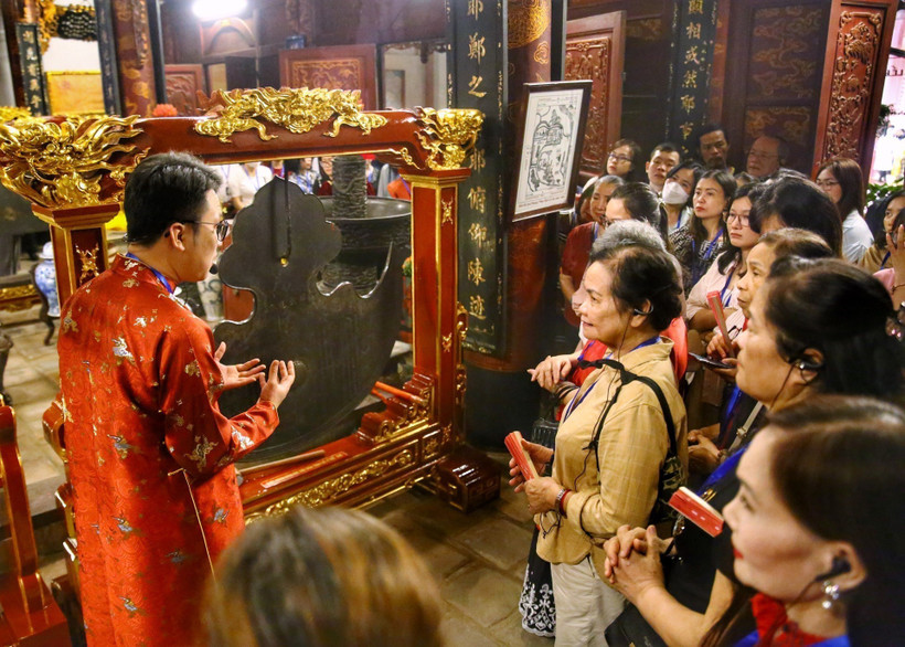 参加“真武钟声”旅游项目的游客。图自越通社