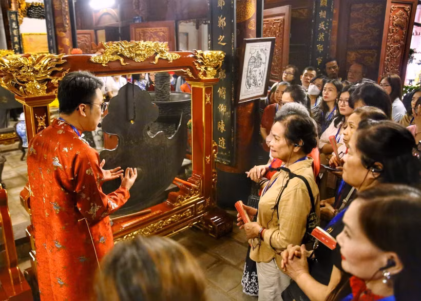 参加“真武钟声”旅游项目的游客。图自越通社