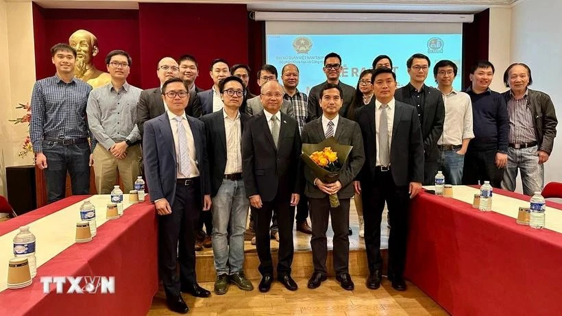 海外越南核能专家网络成员合影。图自越通社